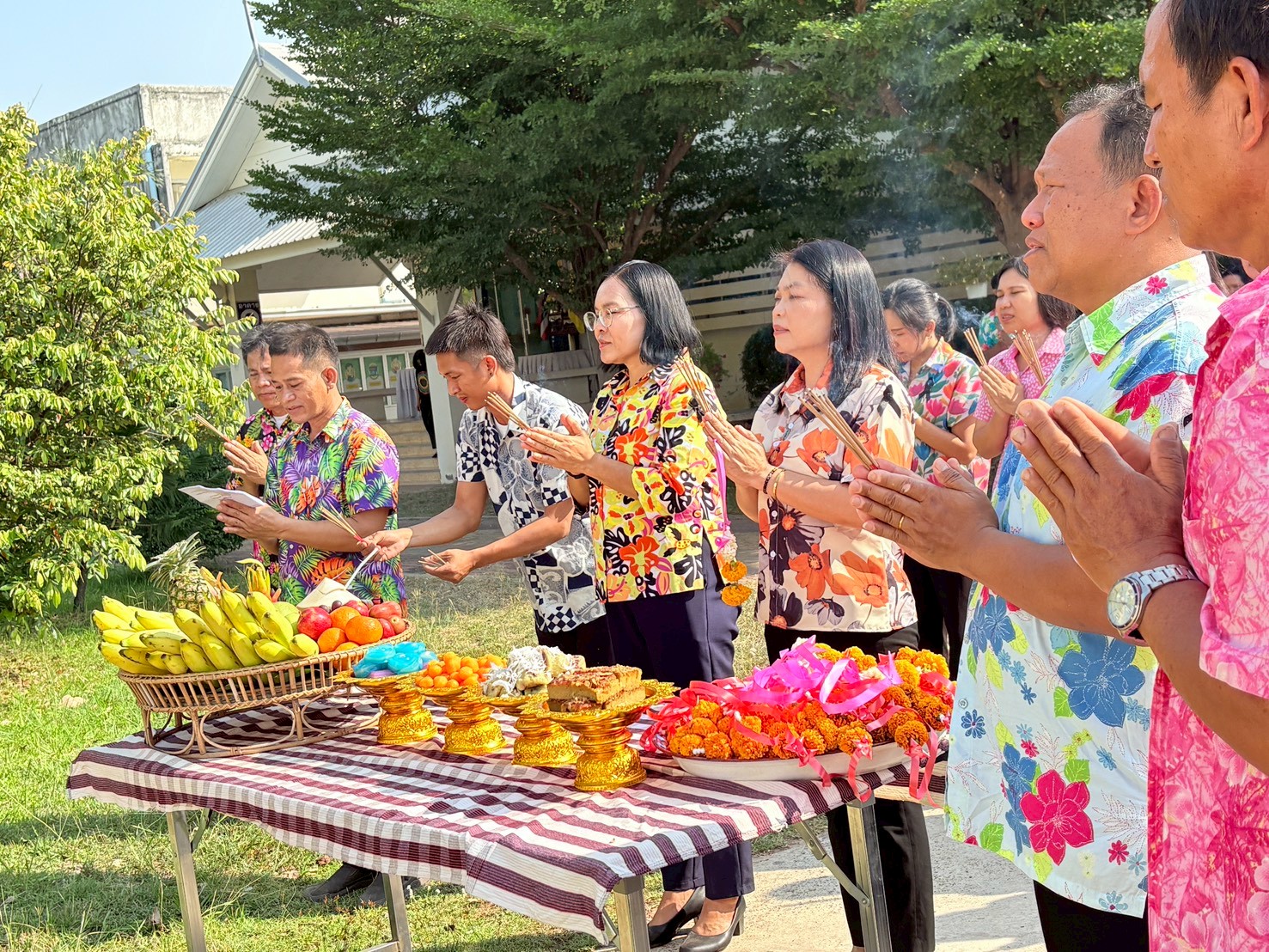 title - ส.ป.ก. ยโสธร จัดพิธีเจริญพระพุทธมนต์ทำบุญถวายภัตตาหารเพลแด่พระสงฆ์ พิธีสักการะศาลเจ้าที่และสิ่งศักดิ์สิทธิ์ประจำสำนักงาน เนื่องในเทศกาลวันขึ้นปีใหม่ไทย